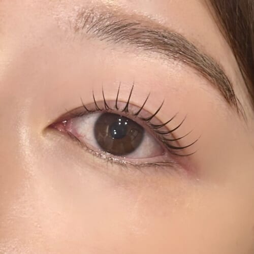 ・ ⁡ まつ毛パーマ 立ち上げカールデザイン ⁡ ぱっちり感も出しつつ、 横から見た時のくるんと感も 出やすいおすすめデザインです！ ⁡ まぶたによってお似合いになるデザイン ご提案させていただきます！ ⁡ご来店お待ちしております ⁡ ~